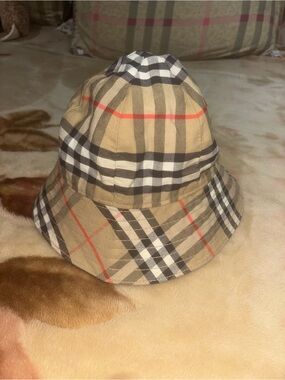 Burberry Bucket Hat Classic Plaid Beige & Black, Luxury Old Money Style